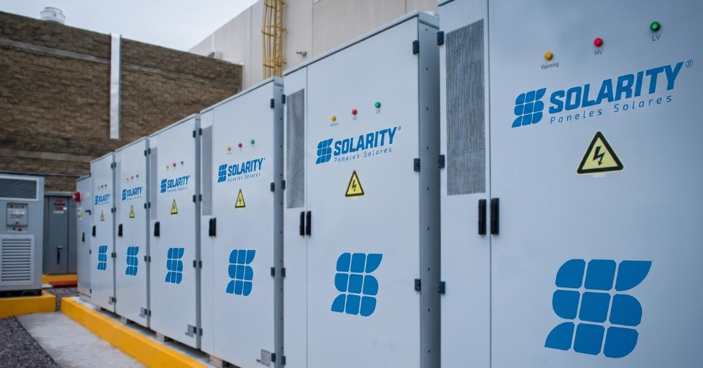 Gabinetes de almacenamiento y bancos de baterías de litio Solarity para autoconsumo industrial